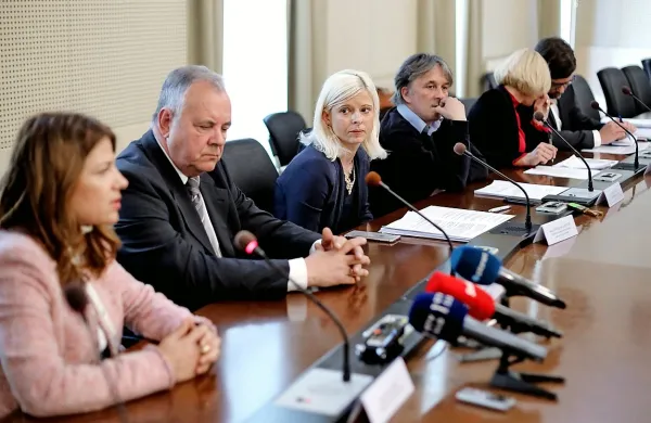 Predstavniki socialnih partnerjev (z leve) Sonja Šmuc, Drago 
Delalut, Ksenija Klampfer, Andrej Zorko, Andreja Poje in Aljoša Čeč 
se strinjajo o regresu in o tem, da se bodo o vsem ostalem še 
pogovarjali. 