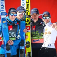 Slovenska ekipa na odru (z leve) - Timi Zajc, Anže Semenič in Peter 
Prevc brez Domna Prevca, namesto katerega je vskočil upokojeni 
Robert Kranjec