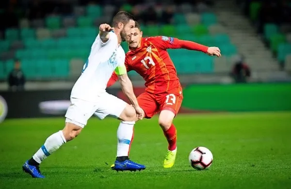 Slovenski kapetan Bojan Jokić (v belem dresu) se je moral s 
soigralci še drugič v teh kvalifikacijah zadovoljiti z remijem. 