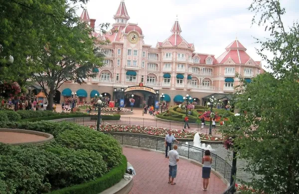 V pariškem Disneylandu je bilo zaradi lažnega preplaha več 
poškodovanih. Fotografija je simbolična.