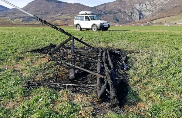 Po padcu z višine je od zmaja ostalo le zoglenelo ogrodje.