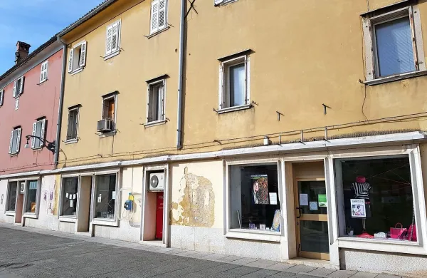 Izklicna cena za lokal na Prešernovem trgu znaša 242.910 evrov.