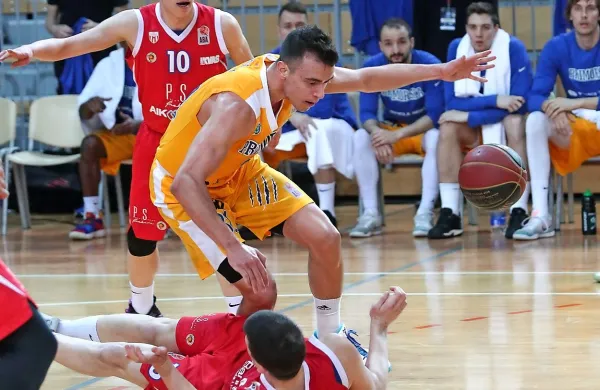 Domači Ilija Đoković (št. 10) je s trojkami ohranjal upanje Borca,  
Žan Mark Šiško (v sredini) pa si je tokrat hitro nabral osebne 
napake. 
