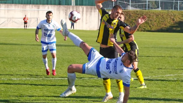Borbena igra Dekančanov (v beli opravi) se je proti favoriziranim 
gostom iz Radomelj obrestovala z osvojeno točko.