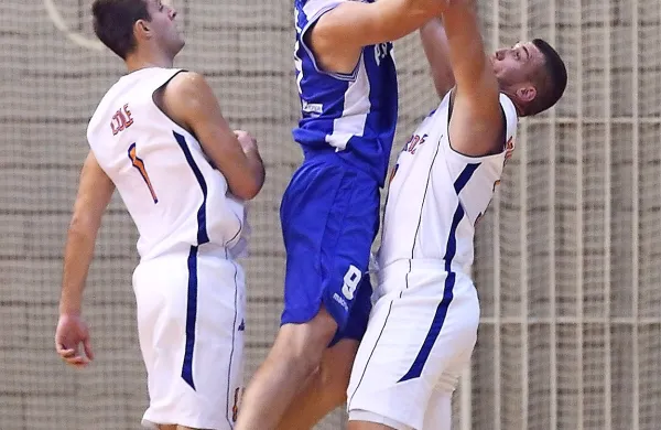 Bistričan Robi Hreščak (v modrem dresu) je na tekmi z moštvom iz 
Grosupljega prispeval 15 točk.