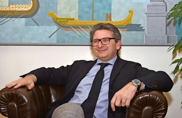 Bolj kot globalna rast pretovora je pomembno, da so Kitajci 
končno razumeli, da je jadranski koridor pomemben, je predsednik tržaške pristaniške uprave Zeno D'Agostino za STA izpostavil pomen nedavnega sporazuma s kitajskim CCCC na 
področju investicij.