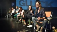 V predstavi igrajo (z desne) Arna Hadžialjević, Marjuta Slamič,    Urška Taufer, Luka Martin Škof, Miha Nemec in  Miranda Trnjanin.