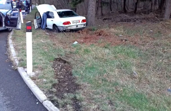 Čezmejno bežanje se je končalo z nesrečo mercedesa.