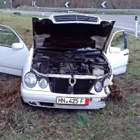 Čezmejno bežanje se je končalo z nesrečo mercedesa