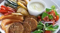 Veganski pikniki v Centru mladih Koper potekajo po načelu “vsak 
nekaj prinese”.