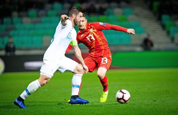 Bojan Jokić (v belem dresu) bo zaradi rumenega kartona proti 
Makedoniji izpustil junijski dvoboj v Celovcu z Avstrijo. 