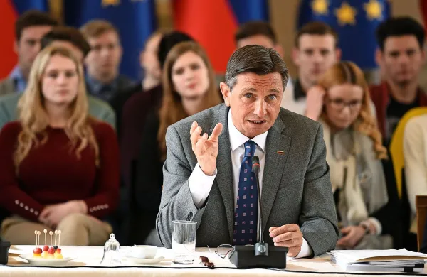 “Imamo težave z obnavljanjem prebivalstva,” je opozoril predsednik države na posvetu o demografski politiki.
