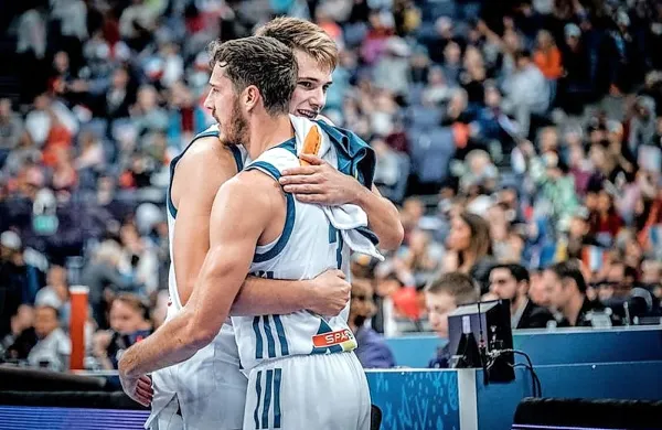 

Luka  Dončić in Goran  Dragić sta leta 2017 popeljala Slovenijo do 
naslova evropskega prvaka.  V petek bosta prvič nasprotnika v ligi 
NBA.