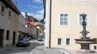 Od ponedeljka bo spodnji del Kosovelove ulice zaprt za ves 
promet. Dvosmerni promet bo omogočen v zgornjem delu ulice in 
ob Mestnem trgu. 
