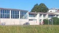 Prizidek k šoli in telovadnica, zgrajena v 80-ih letih prejšnjega 
stoletja,  sta slabo grajena, energetsko potratna  in dotrajana.    