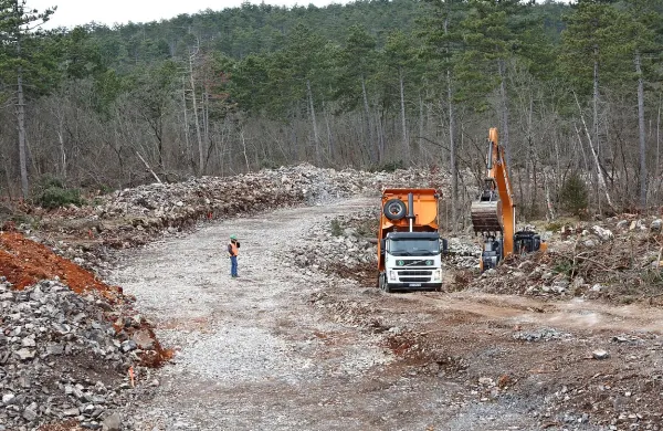 Izbrani izvajalec bo objekte  moral narediti 21 mesecev od uvedbe 
v delo za gradnjo, ki bo stekla po izgradnji dostopnih cest iz smeri 
Kozine in dostopne ceste iz smeri Beke.