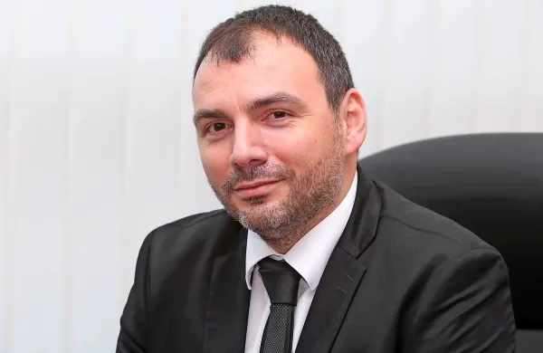 Pred prihodom v DUTB je bil Andrej Prebil na vodstvenih položajih 
v družbah Hoteli Bernardin, Sava Turizem in v turističnih podjetjih 
znotraj sistema ACH.