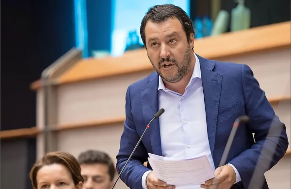 Cilj spremembe zakona, ki je sicer ena od predvolilnih obljub 
skrajno desne Lige notranjega ministra Mattea Salvinija, je Italijanom omogočiti, da se bodo lažje z orožjem zoperstavili 
vlomilcem.