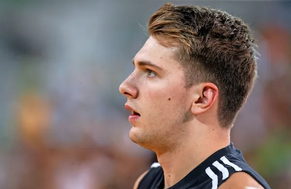 Slovenski košarkarski zvezdnik Luka Dončić je na treningu pred 
nocojšnjo tekmo lige NBA v Miamiju proti domači ekipi Heat dejal, 
da se ne obremenjuje z verjetnostjo osvojitve naslova novinca leta 
v ligi.
