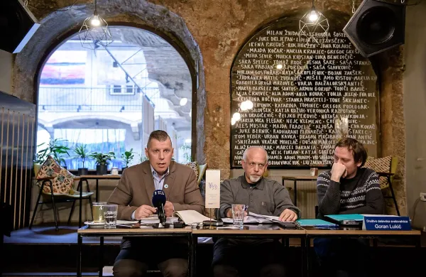 Damjan Volf (z leve), Peter Majcen in Goran Lukić opozarjajo na 
težave pri poklicnem zavarovanju. 