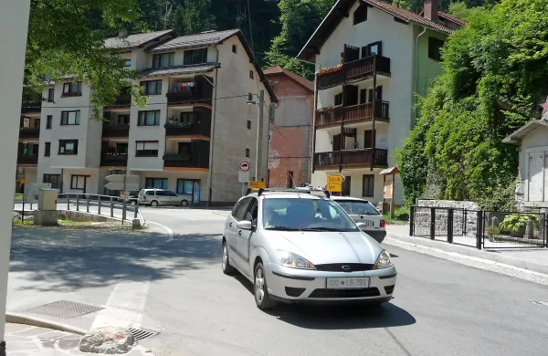 Cesto bodo prenovili od križišča proti železniški postaji do centra 
naselja. 