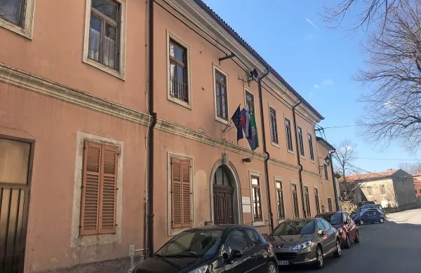 V prostorih nad krajevno knjižnico bi občina  skupaj z zasebnim 
investitorjem uredila vrtec. 