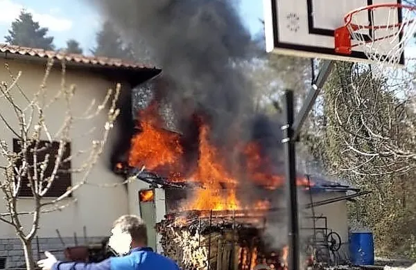 Drvarnica je pogorela, gasilci obvarovali hi&scaron;o