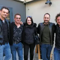 Aniko so na predstavitvi tako  spremljali kakor  bodrili glasbeni kolegi (z leve):  Jan Baruca,  Marko 
Hrvatin, Štefica Stipančević - Steffy, Mitja Bobič in Lean Kozlar - Luigi.