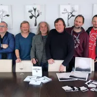  Pred nekaj dnevi so še sveže in bodoče  projekte družno predstavili (z leve): kitarist Elvis Šahbaz, 
producent Andrea Flego, nekdanji “Deseti bratje”  Jadran Ferjančič,  Vlasti Kozlovič in Drago Mislej - 
Mef ter tri četrtine skupine Second Chance Blown, ki se ponaša z vinilno ploščo.   