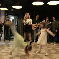 Ko zorijo plo&scaron;če, knjige, albumi ...