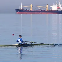 Najboljši slovenski veslač Rajko Hrvat je zanesljivo opravil s 
konkurenco na Nautilusovi regati.