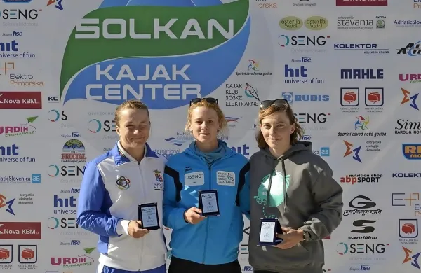 Urša Kragelj (v sredini) je danes  v Solkanu ugnala vso konkurenco.