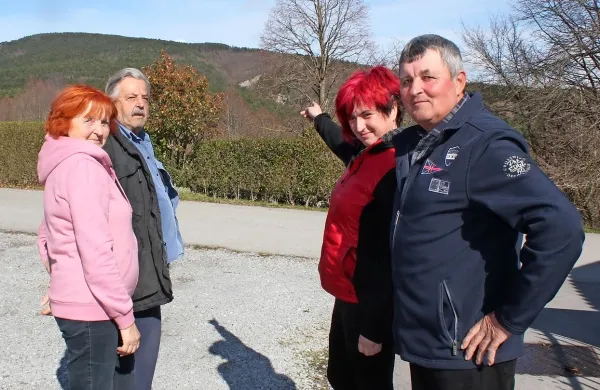 Vaščani Čepna (z leve) Milena Požar, Miro Križnar, Tanja Hrvatič in 
Miro Požar opozarjajo, da bi negativni vplivi kamnoloma najbolj 
prizadeli njihovo vas.  