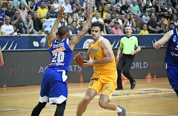 Finalna serija druge regionalne lige v košarki se je začela po željah 
Sixta Primorske, ki je v današnjem uvodnem srečanju nadigral 
skopski MZT z 22 točkami razlike.