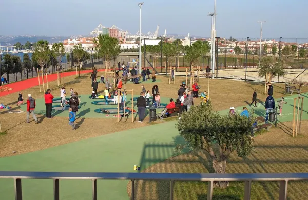 Ob rednem pregledu so opazili, da je bilo pet od sedmih 
trampolinov tarča vandalizma in da bi lahko bila njihova nadaljnja 
raba nevarna za uporabnike.