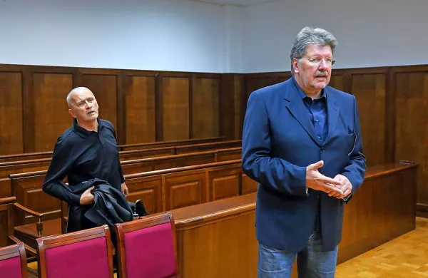  Specializirano tožilstvo Bavčarju, kot je znano, očita  zlorabo 
položaja ali pravic, Golubiću pa pomoč pri tem kaznivem dejanju.