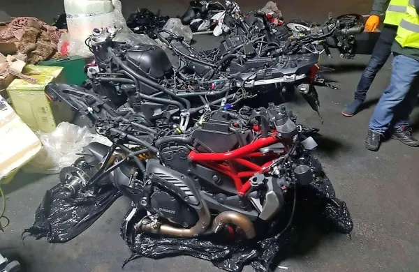 Ptujski policisti so v petek zvečer v kombiniranemu vozilo 
bolgarskih registrskih oznak odkrili štiri razstavljena motorna 
kolesa, za katera so ugotovili, da so bila ukradena v Italiji. 