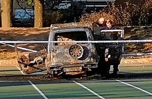 Zgorel je starejši terenec znamke suzuki samurai.