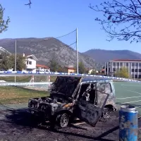 Zgorel je starejši terenec znamke suzuki samurai.