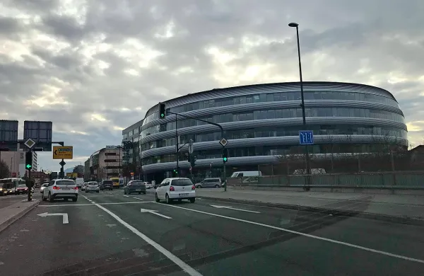Nov poslovni sedež  banke Intesa Sanpaolo je v poslovni stavbi 
Rotonda za Bežigradom. 