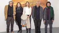 Andrej Medved (drugi z desne) je na razstavi v Mestni galeriji Nova 
Gorica povezal slikarstvo in poezijo. Na otvoritvi prejšnji mesec so 
se mu pridružili direktorica Kulturnega doma Nova Gorica  Pavla 
Jarc  (druga z leve) ter umetniki  Živko Marušič (levo),  Maruša 
Šuštar in Enej Gala.
