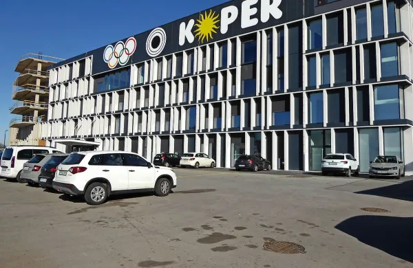 Od jutri bo treba plačati za parkiranje pri bazenu