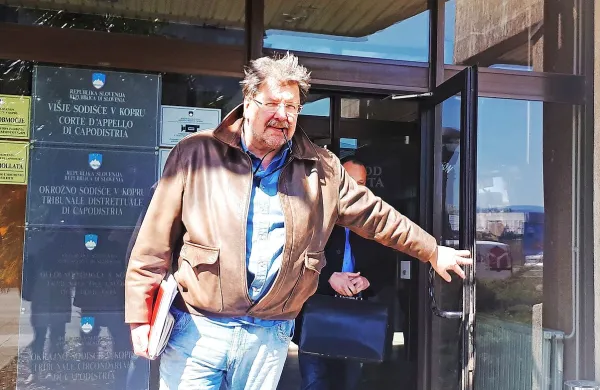 Igor Bavčar je včeraj ob odhodu iz sodne stavbe pred današnjo 
razglasitvijo sodbe dejal, da pričakuje pravico.
