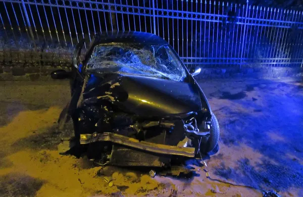 V nedeljo zvečer se je v Gradišču pri Vipavi v nesreči huje 
poškodovali 21-letna voznica in enako stara sopotnica. 