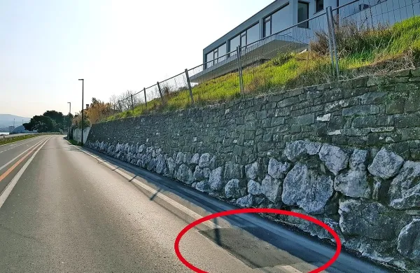 Jelinčič priznava, da je v občini dosegel, da enega stebra  javne 
razsvetljave niso namestili. Z rdečim je označena lokacija, kjer je 
bil ta po projektu predviden.