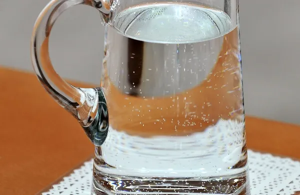 Voda se od večine drugih tekočin razlikuje v več kot 60 lastnostih. 
Razlog za to bi bil lahko v še eni neverjetni značilnosti vode: da je 
sestavljena iz dveh tekočin, na kar nakazuje vse več znakov.