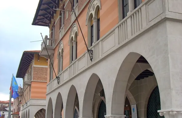 Upravno sodišče je odločilo, da je sklep občinskega sveta Občine 
Ilirska Bistrica o izvedbi referenduma o sprejemno-registracijskem 
centru za migrante nezakonit in ga je tudi odpravilo.