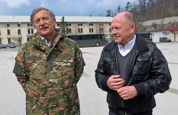 Minister za obrambo Karl Erjavec in predsednik parlamentarnega 
odbora za obrambo Samo Bevk