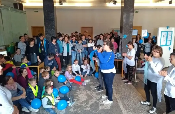 Razstava, ki so jo včeraj odprli v mestni hiši, ozavešča  o vseh vidikih avtizma. 