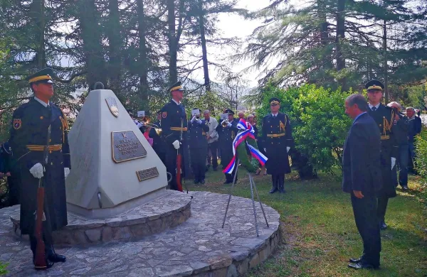 Minister Karl Erjavec je ob obisku v Kanalu položil tudi  venec ob 
spomeniku padlim v vojni za Slovenijo.